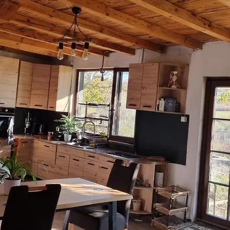 за гости намасте с панорамна гледка и камина на дърва *